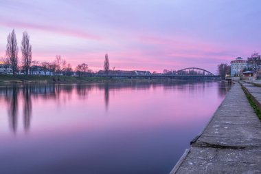 Polonya, Gorzow 'da güneş doğarken Warta Nehri ve demiryolu köprüsü manzarası 