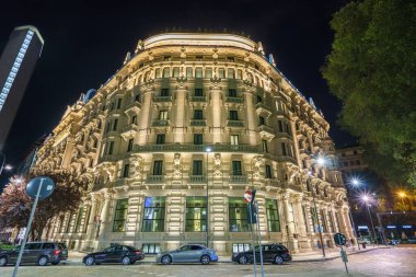 MILAN, ITALY - 1 Ekim 2015: Excelsior Hotel Gallia, İtalya 'nın Milano kentinde gece görüldü (eski adı Le Meridien Hotel Gallia, yaklaşık 1932). 2014 yılında Milanlı mimar Marco Piva tarafından yenilendi