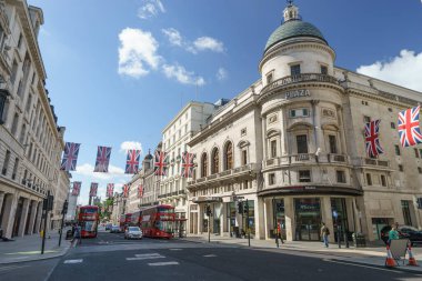 Londra, İngiltere - 3 Temmuz 2016. - 3 Temmuz 2016. Güneşli bir günde Regent Caddesi 'ndeki Tesco Metro mağazası.