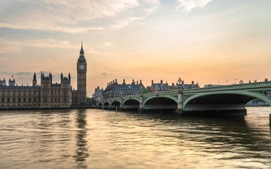 Londra 'da gün batımında Büyük Ben ve Westminster Köprüsü