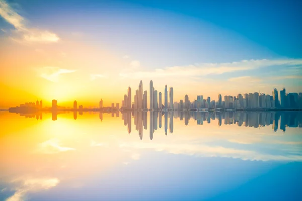 Dubai Marinasının Gündoğumu Manzarası Yansımalı Bae — Stok fotoğraf