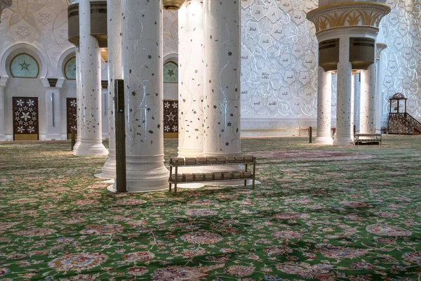 ABU DHABI, BAE - 20 Mart 2017: Şeyh Zayed Camii 'nin içindeki Kuran kitapları, Abu Dabi, Birleşik Arap Emirlikleri