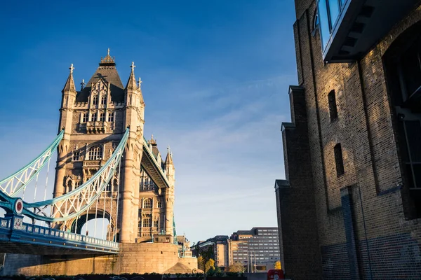 Tower Bridge Seitenansicht London England — Stockfoto
