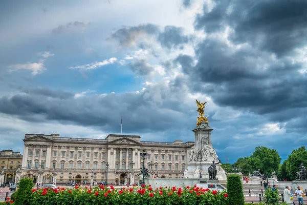 Palacio Buckingham Con Cielo Azul Oscuro Nublado Reino Unido — Foto de Stock