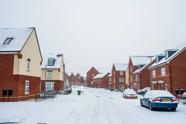 Estrada Coberta Neve Gelo Inverno Perto Habitação Urbana Sul Inglaterra — Fotografia de Stock