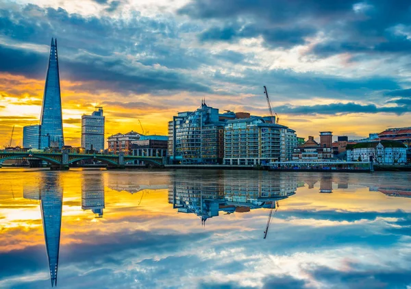 Лондон Великобритания 2017 Осколок Отеля Восходе Солнца Отражается Реке Темза — стоковое фото