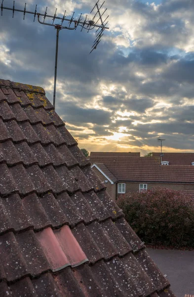Fernsehantenne Auf Dem Dach Eines Gebäudes Bei Sonnenuntergang — Stockfoto