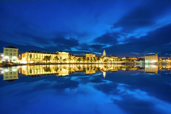 夜明けに反射してディオクレティアヌス宮殿と川の遊歩道 クロアチア — ストック写真