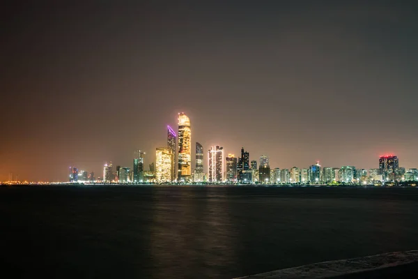 Skyline Panorama Abu Dhabi Reflejado Agua Emiratos Árabes Unidos — Foto de Stock