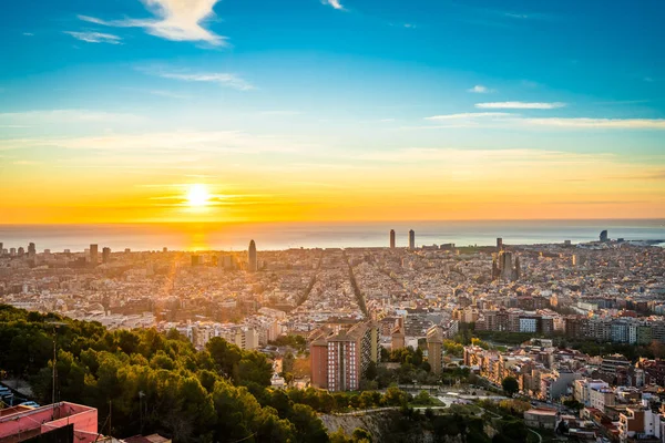 Gün doğumunda Barcelona şehrinin havadan görüntüsü