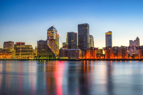 Canary Wharf, Londra 'da gün doğumunda. İngiltere