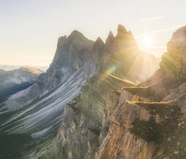 Seceda Tepesi 'nin güneşin parlamasıyla inanılmaz sisli gündoğumu. Trentino Alto Adige, Dolomitler Alpler, Güney Tyrol, İtalya, Avrupa