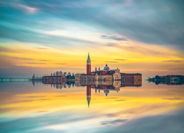 Güzel San Giorgio di Maggiore Kilisesi Venedik, İtalya 'da gün doğumunda 