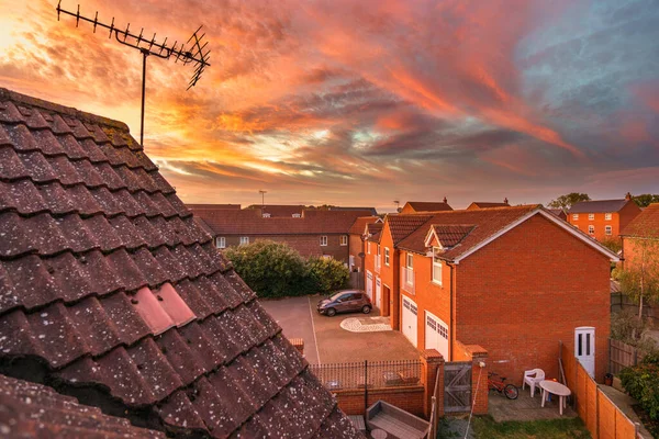 Stevenage 'de günbatımı gökyüzü olan geleneksel İngiliz mahallesi. İngiltere