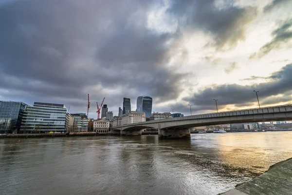 Londoner Brücke Der Nähe Des Süduferbezirks Mit Bewölktem Morgenhimmel — Stockfoto