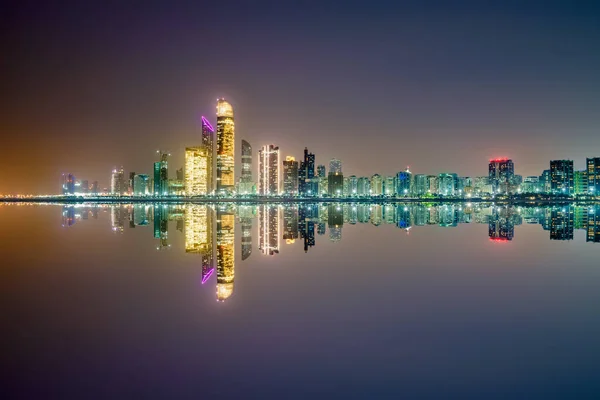 Skyline Panoráma Abu Dhabi Tükröződik Vízben Egyesült Arab Emírségek — Stock Fotó