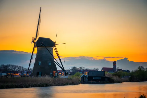 Geleneksel Hollanda rüzgar gülü Kinderdijk 'te gün batımında. Hollanda 