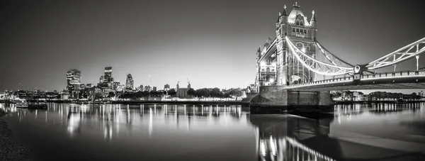 Schwarz Weißes Panorama Der Tower Bridge Und Des Londoner Finanzviertels — Stockfoto