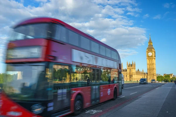 ロンドンを背景に 動きのある赤いバスとビッグ イギリス — ストック写真