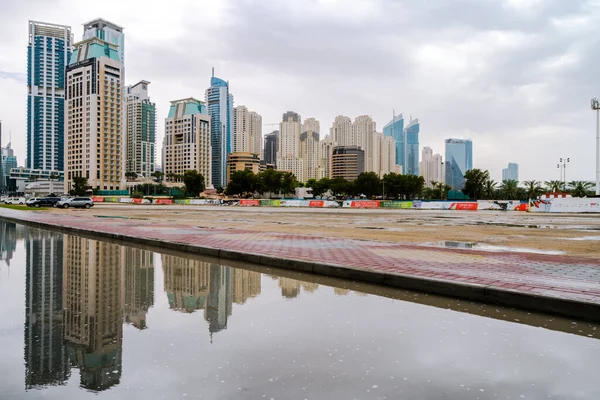 DUBAI, UAE-MARCH 24,2017: Dubai marinası gökdelenleri olan Al Seyahi Caddesi. Dubai Marina, İran Körfezi 'nin 3 km' lik kıyı şeridi boyunca inşa edilmiş yapay bir kanal kentidir.