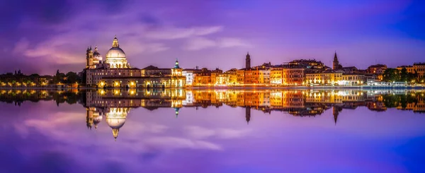 Прекрасная Панорама Венеции Отражением Ночью Италия — стоковое фото