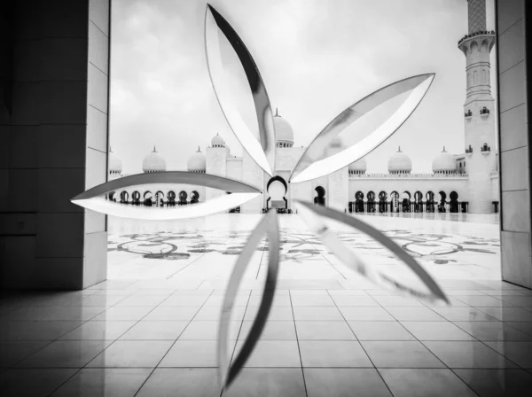 ABU DHABI, BAE - 20 Mart 2017: Arka planda Şeyh Zayed Camii, Büyük Cami, Abu Dabi