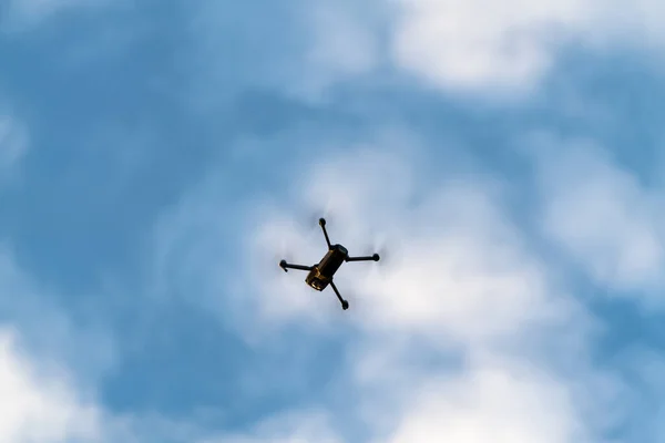 空を飛ぶ無人機 — ストック写真