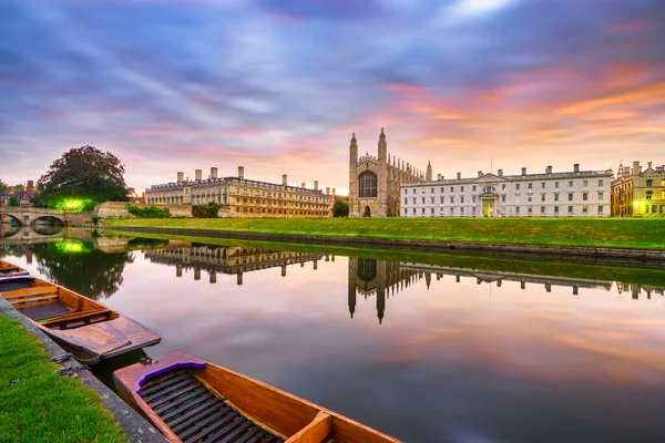 Clare & King 's College, gündoğumunda gökyüzü çok güzel ve Cambridge, İngiltere' deki Cam River 'da sis var.