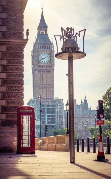 ロンドンのビッグ ベン近くの赤い電話ボックス — ストック写真
