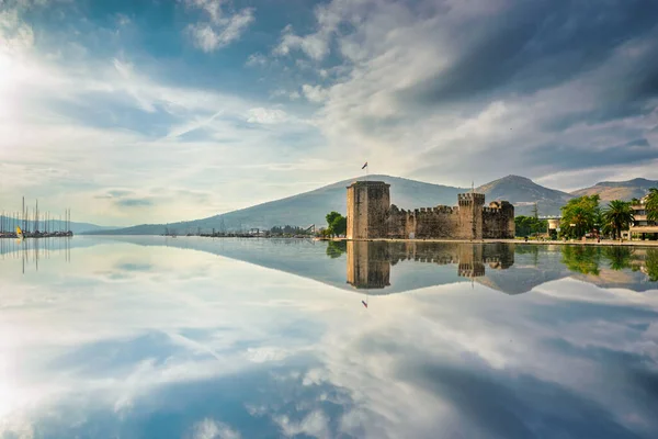 Średniowieczny Zamek Kamerlengo Refleksją Trogirze Chorwacja — Zdjęcie stockowe