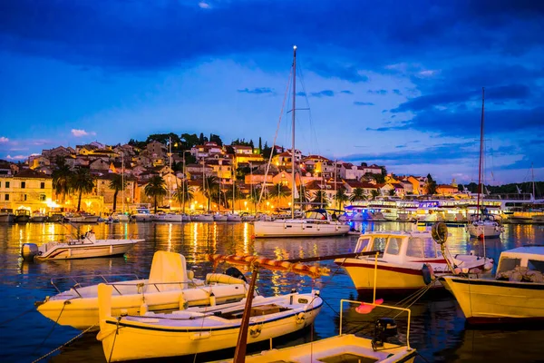 Hvar 'ın Alacakaranlıkta Sahili, Dalmaçya, Hırvatistan