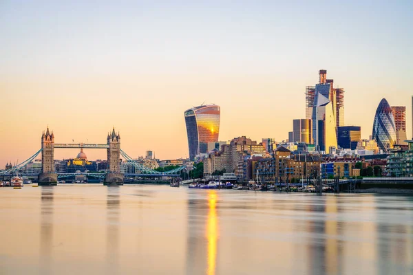 Tower Bridge Och Finansdistriktet London Morgon Kväll Förenade Kungariket — Stockfoto