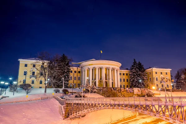 KIEV, UKRAINE-23 / 02 / 2018: Gece Sarayı. Ekim Sarayı Ukrayna 'nın Kiev şehrinde bir sahne sanatları merkezidir. Resmi olarak Uluslararası Kültür ve Sanat Merkezi olarak bilinir.