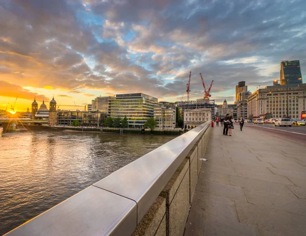 从伦敦桥可以看到日落时的汉萨式步行 — 图库照片