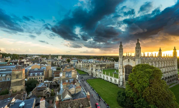 Cambridge 'in güzel günbatımı gökyüzü, İngiltere