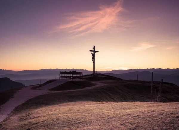 Jezus Chrystus Krzyżu Zachodzie Słońca Dolina Seceda Dolomity Włochy — Zdjęcie stockowe