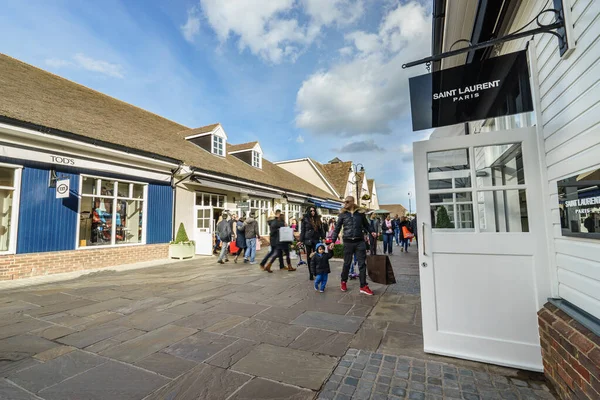 BİSİSTER, İngiltere - 5 HAZİRAN 2016. Bicester Village 'daki Saint Laurent mağazasında. Bicester Village, Oxfordshire 'da bir kasaba olan Bicester' ın eteklerinde bir alışveriş merkezidir.