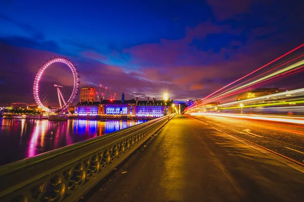 Westminster Bridge Med Lette Spor Etter Kryssende Bil Skumringen London – stockfoto