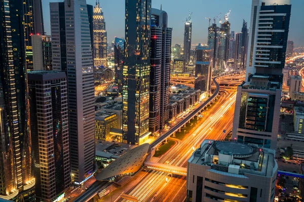 Dubai finans bölgesi alacakaranlıkta aydınlandı, BAE