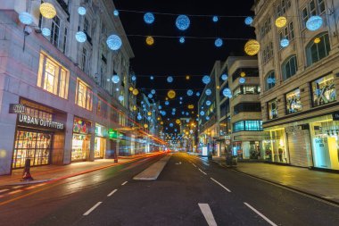 LONDON, İngiltere - 16 ARALIK 2016: Aydınlatma ve Noel ışıklarıyla Oxford Caddesi