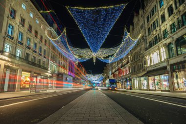 LONDON, İngiltere - 16 Aralık 2016: Regent Caddesi 'nde gece kanatlı melek şeklinde parıldayan Noel ışıkları 