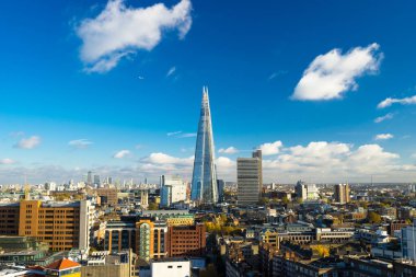 Güneşli bir günde Londra gökyüzü manzarası