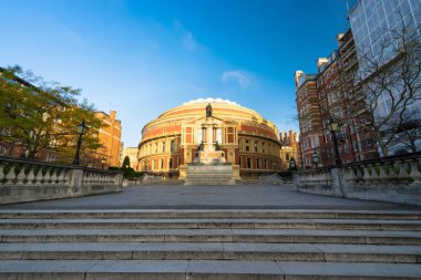 Merdivenler Albert Sarayı 'nın arkasına çıkıyor. 