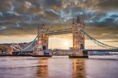 Gün doğumunda Londra 'daki Tower Bridge' de. İngiltere 