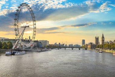 LONDON, ENGLAND - 20 Haziran 2017: Millennium Wheel ve Big Ben olarak bilinen Coca Cola Eye ile Thames nehrinin Skyline görüntüsü. Londra 'nın ünlü simgeleri