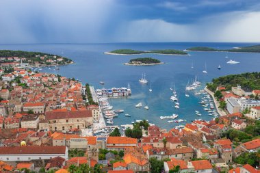 Hırvatistan 'daki Hvar kıyılarının hava manzarası
