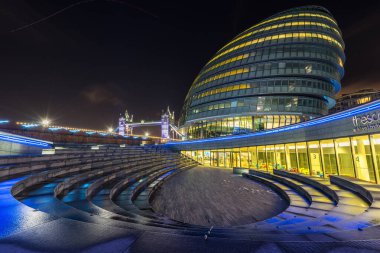 LONDON, ENGLAND - 16 ARALIK 2016: 'The Scoop' - Tower Bridge ve Belediye Binası yakınlarındaki Londra 'da bir açık hava amfi tiyatrosu