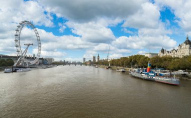 Londra 'nın gözüyle Thames nehrinin gökyüzü manzarası ve güneşli sabah ışığı ile Big Ben. 