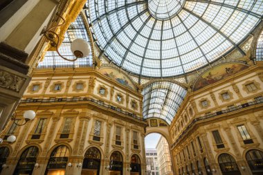 MILAN, ITALY-OCTOBER 2. 2015: Galleria Vittorio Emanuele II.En eski alışveriş merkezlerinden biridir. Galleria, İtalya Krallığı 'nın ilk kralı Victor Emmanuel II.