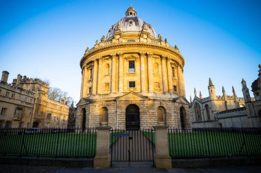 Oxford, İngiltere 'de gün batımında bilim kütüphanesi